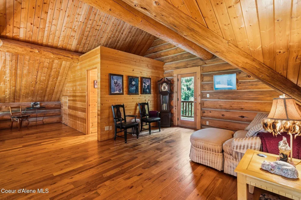 8031 Lakeshore Drive Sagle, ID 83860