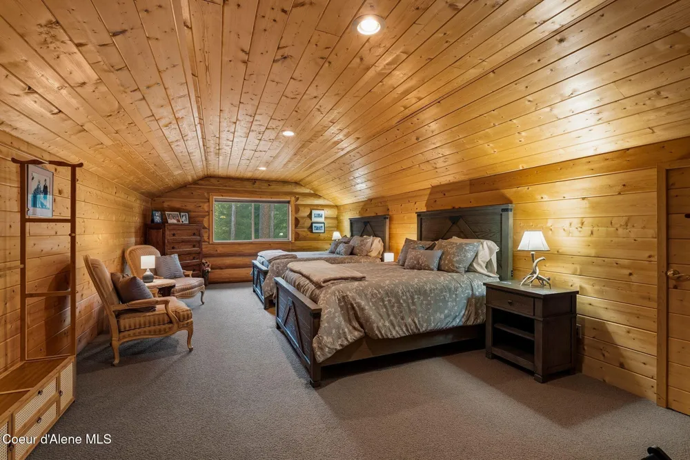 8031 Lakeshore Drive Sagle, ID 83860