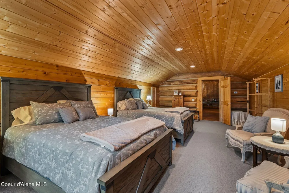 8031 Lakeshore Drive Sagle, ID 83860