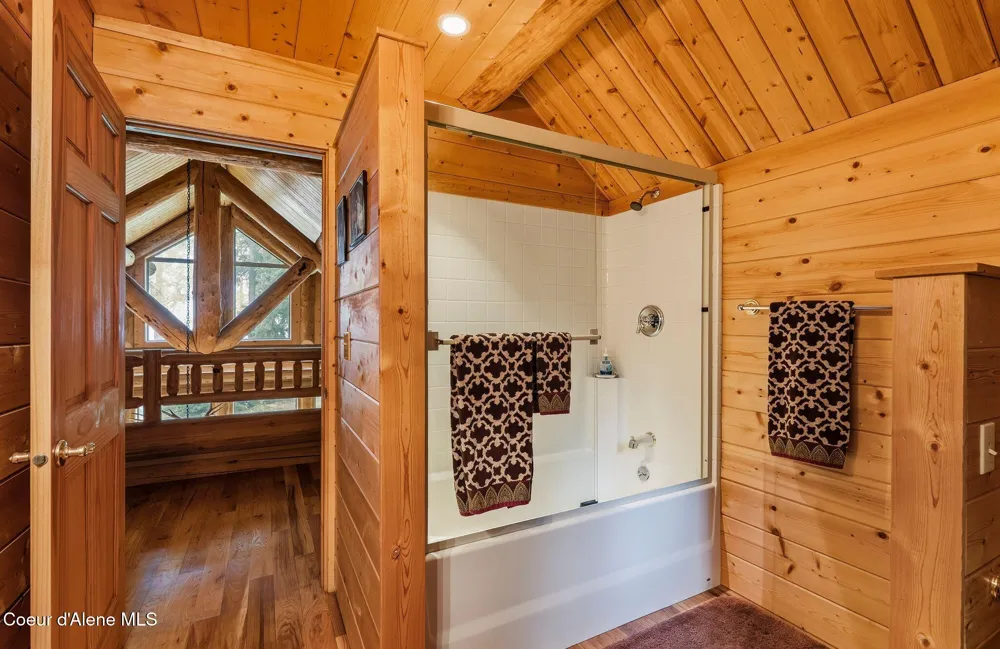 8031 Lakeshore Drive Sagle, ID 83860