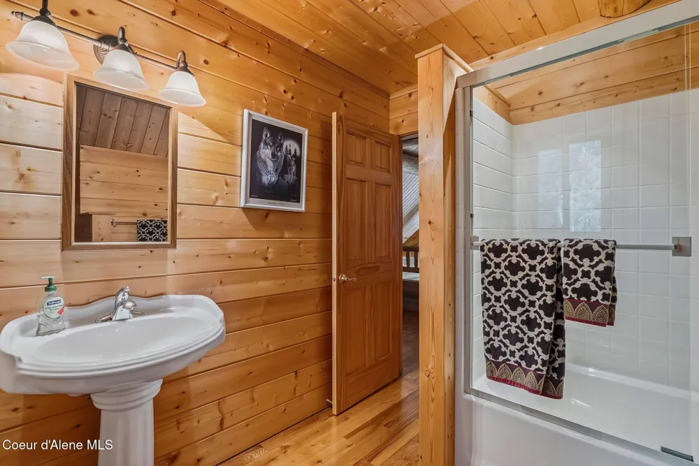 8031 Lakeshore Drive Sagle, ID 83860