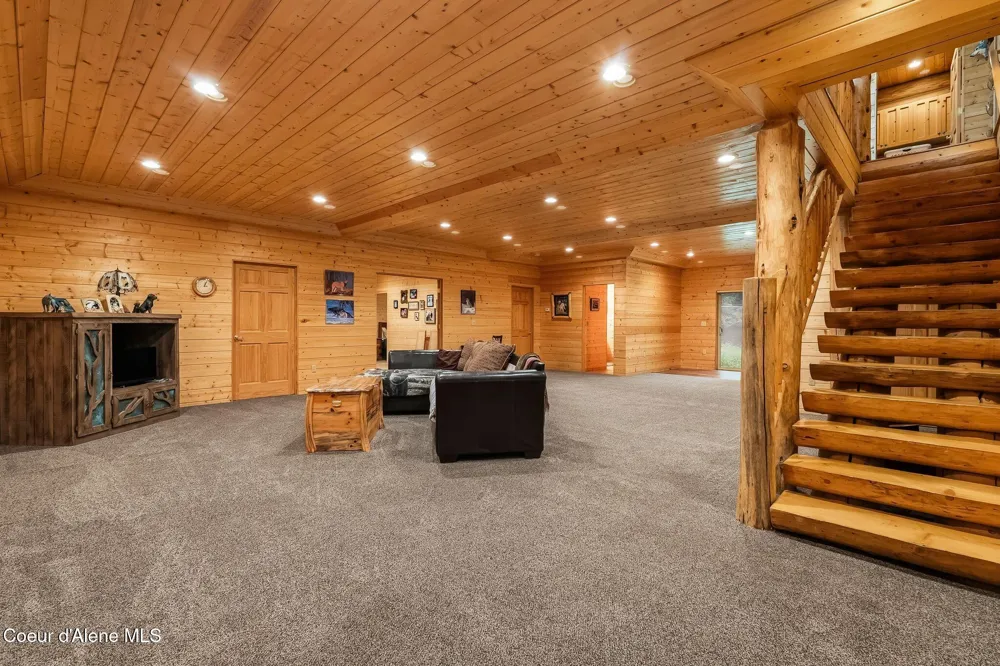 8031 Lakeshore Drive Sagle, ID 83860
