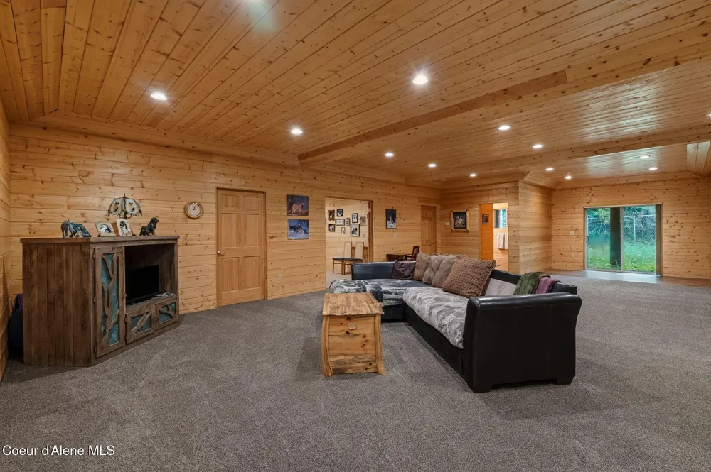 8031 Lakeshore Drive Sagle, ID 83860