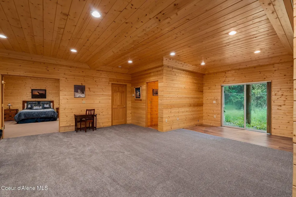 8031 Lakeshore Drive Sagle, ID 83860