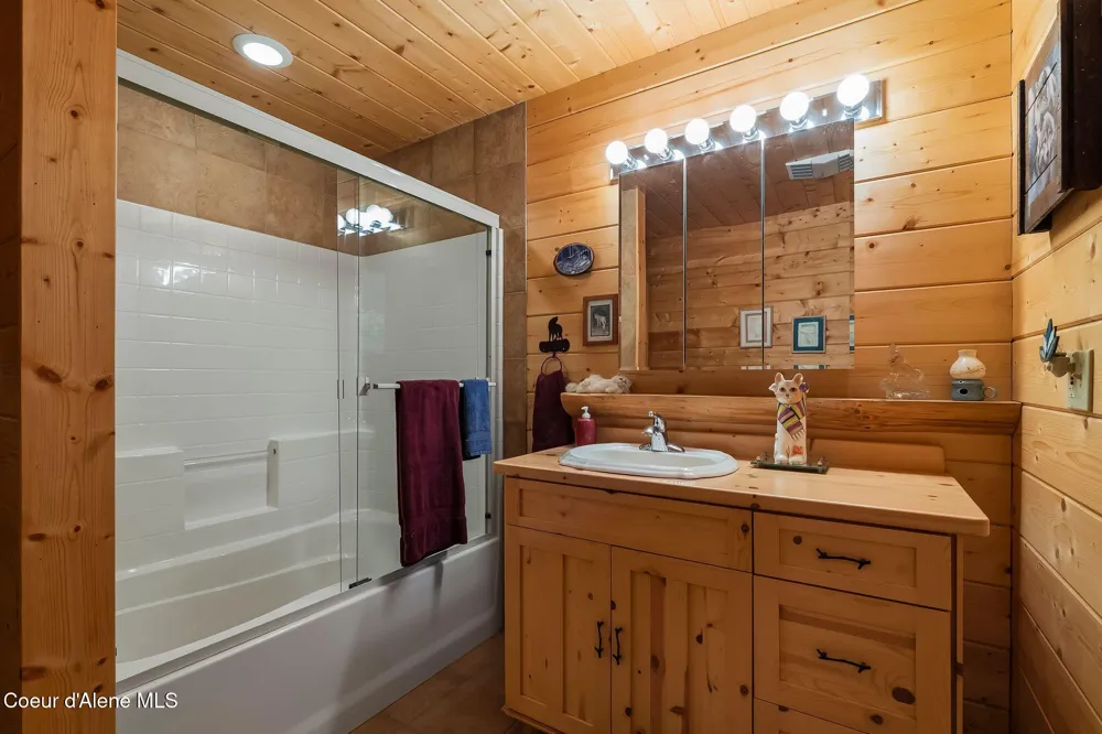 8031 Lakeshore Drive Sagle, ID 83860