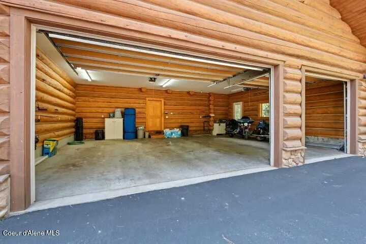 8031 Lakeshore Drive Sagle, ID 83860