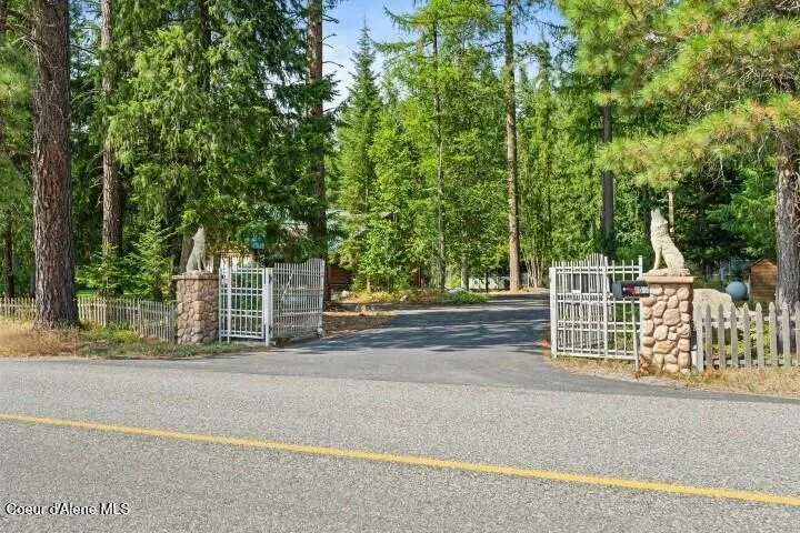 8031 Lakeshore Drive Sagle, ID 83860