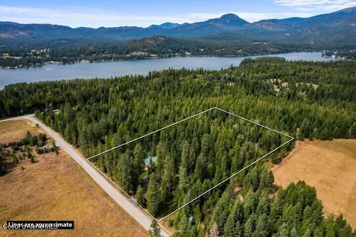 8031 Lakeshore Drive Sagle, ID 83860