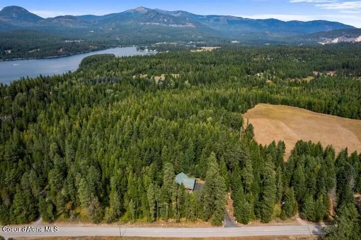 8031 Lakeshore Drive Sagle, ID 83860
