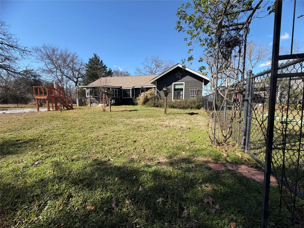 19519 County Road 377 Marquez, TX 77865