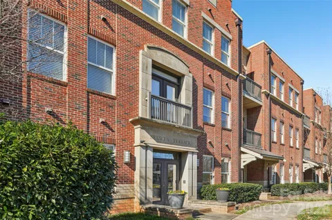 2952 Selwyn Avenue #203