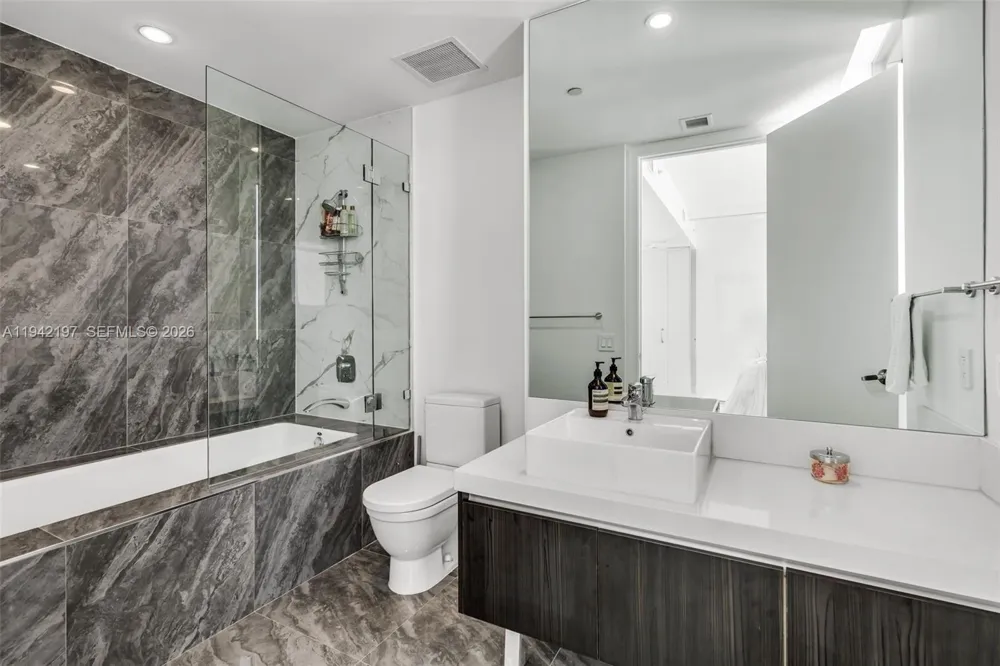 1100 Biscayne Blvd #2907 Miami, FL 33132
