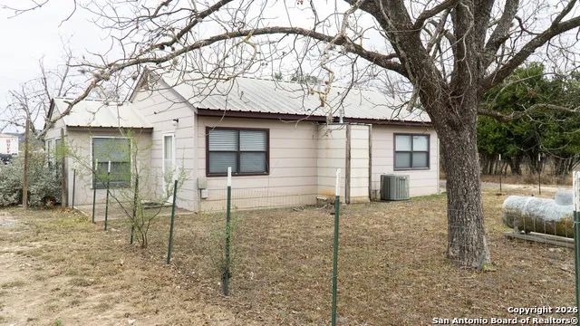 730 Main Utopia, TX 78884