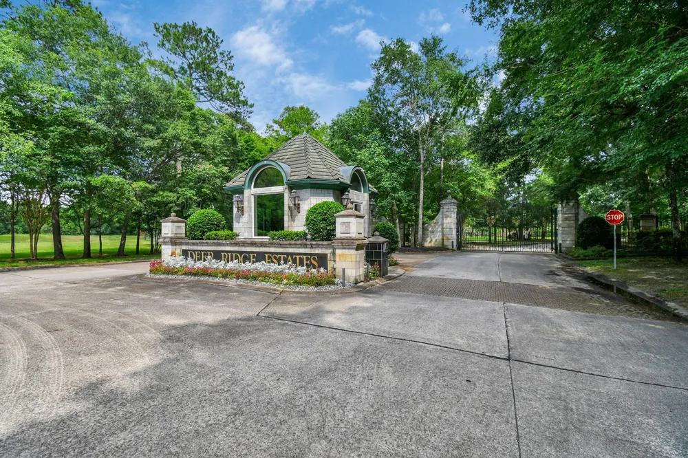 22 Majestic Falls Drive Kingwood, TX 77339
