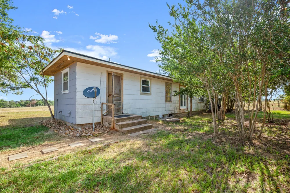 1099 Private Road 1061 Paige, TX 78659