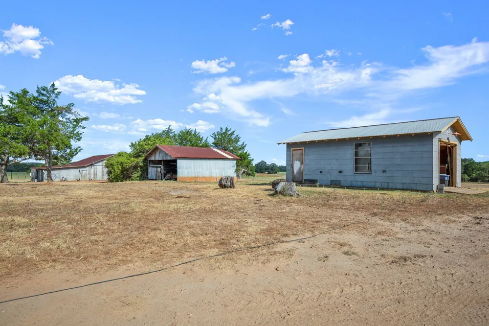 1099 Private Road 1061 Paige, TX 78659