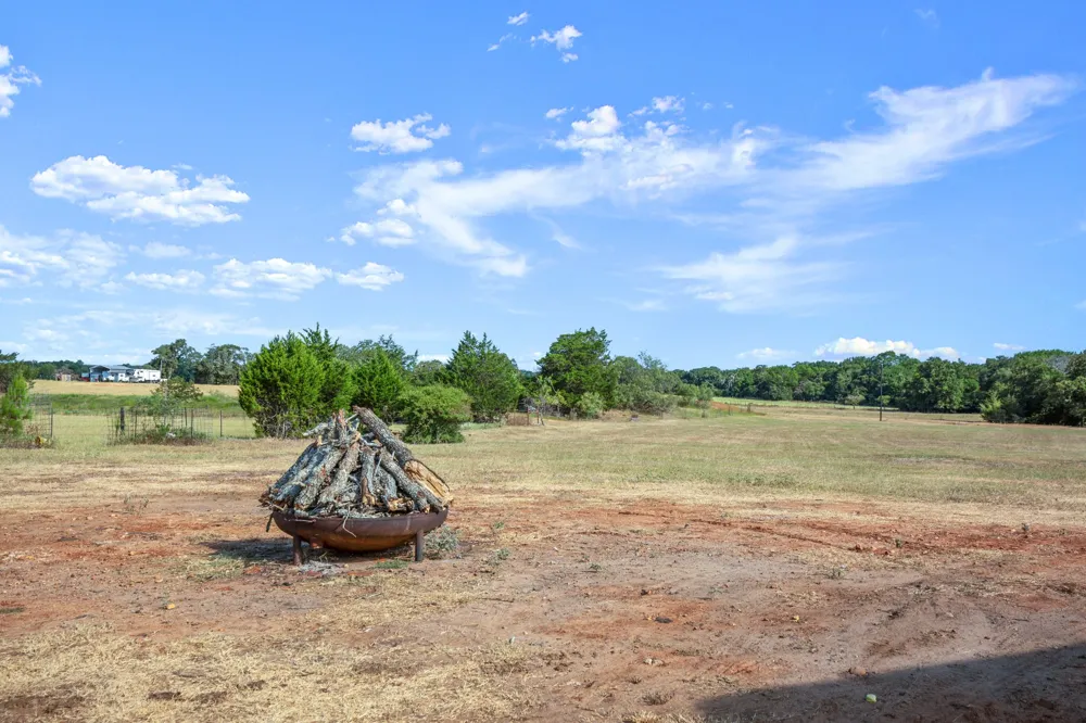 1099 Private Road 1061 Paige, TX 78659
