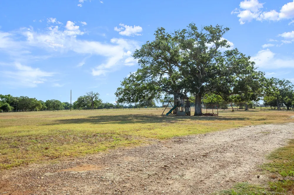 1099 Private Road 1061 Paige, TX 78659