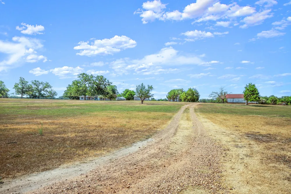 1099 Private Road 1061 Paige, TX 78659