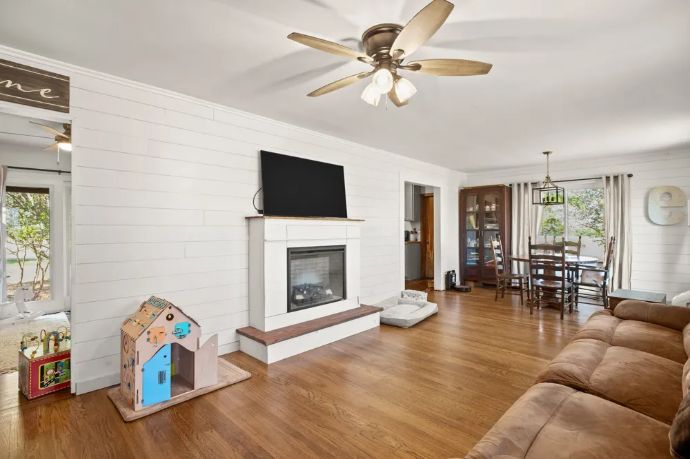 1099 Private Road 1061 Paige, TX 78659