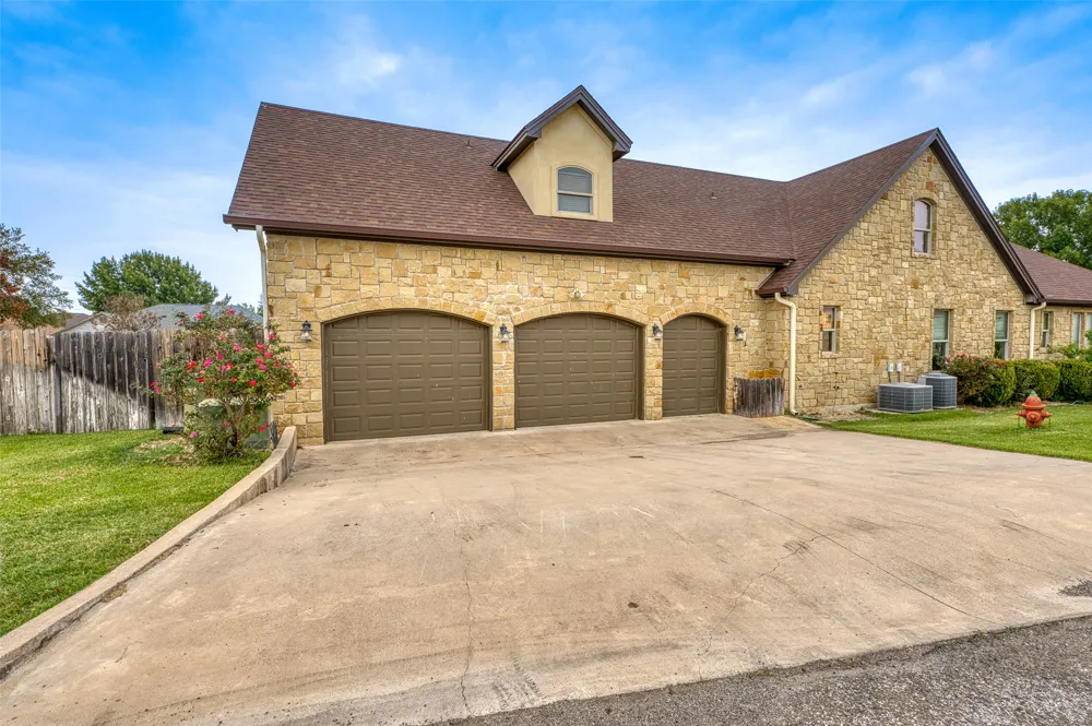 114 Preston Trail Meadowlakes, TX 78654