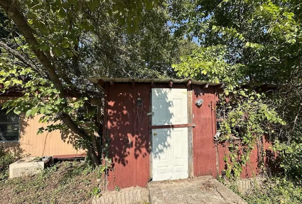 602 E Navasota Street Groesbeck, TX 76642