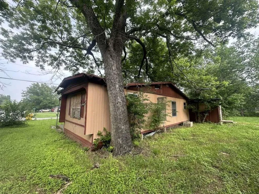 602 E Navasota Street Groesbeck, TX 76642