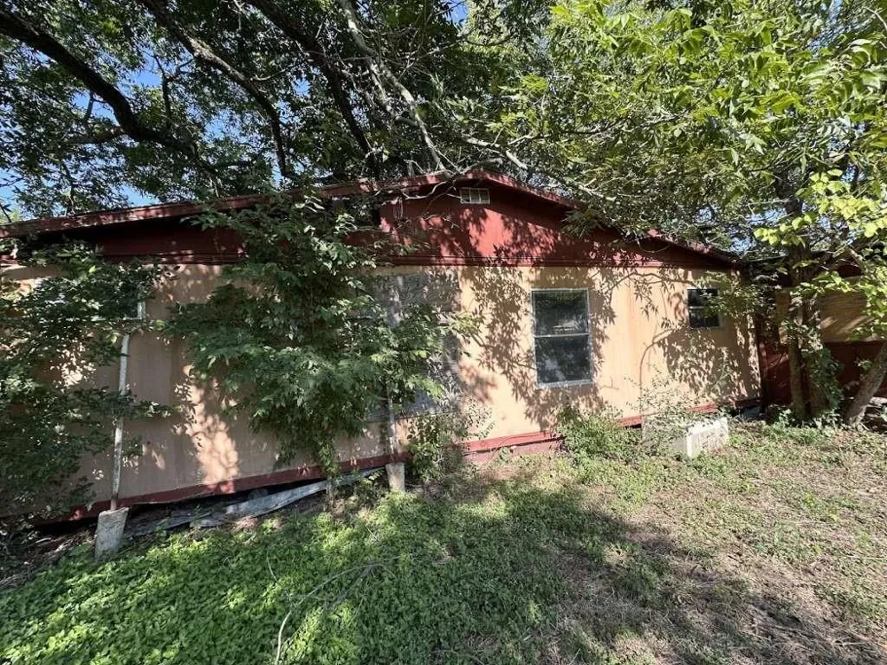 602 E Navasota Street Groesbeck, TX 76642