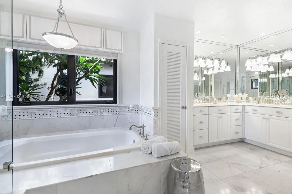 56 S Hibiscus Dr Miami Beach, FL 33139