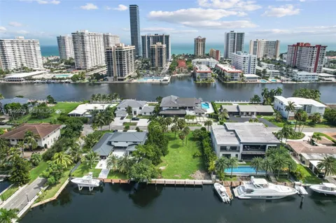 606 Palm Dr