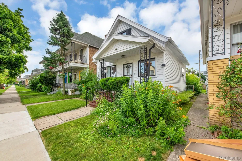 12099 Klinger Street Hamtramck City, MI 48212