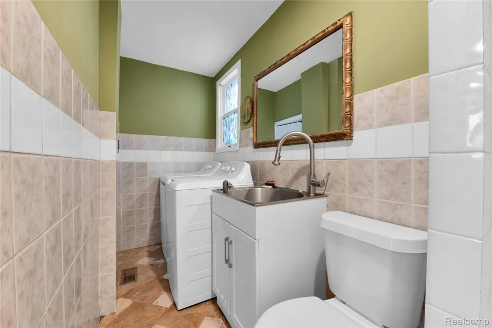 12099 Klinger Street Hamtramck City, MI 48212
