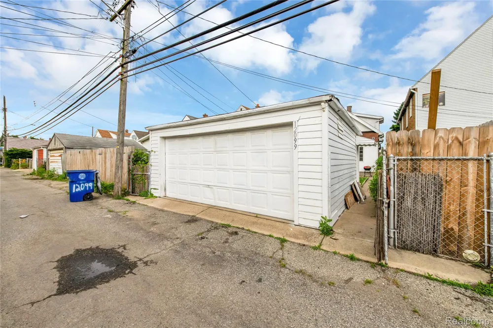 12099 Klinger Street Hamtramck City, MI 48212