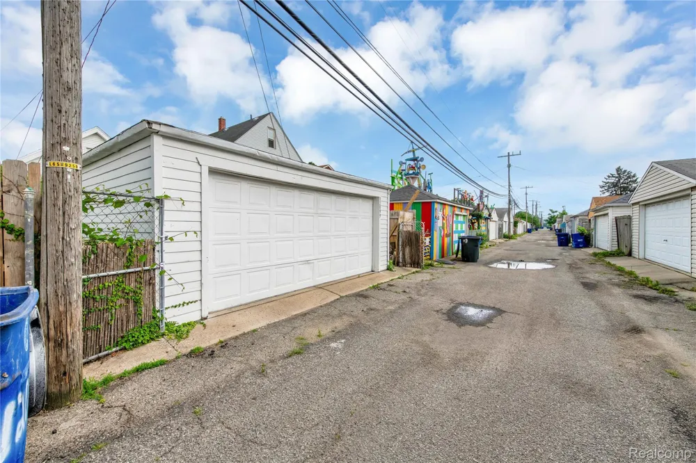 12099 Klinger Street Hamtramck City, MI 48212