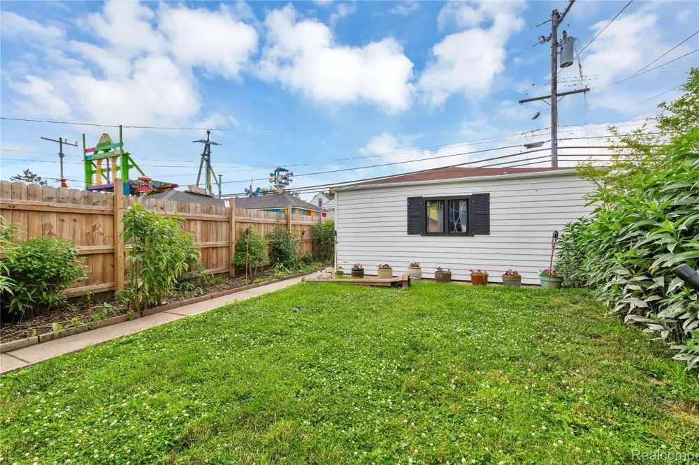 12099 Klinger Street Hamtramck City, MI 48212