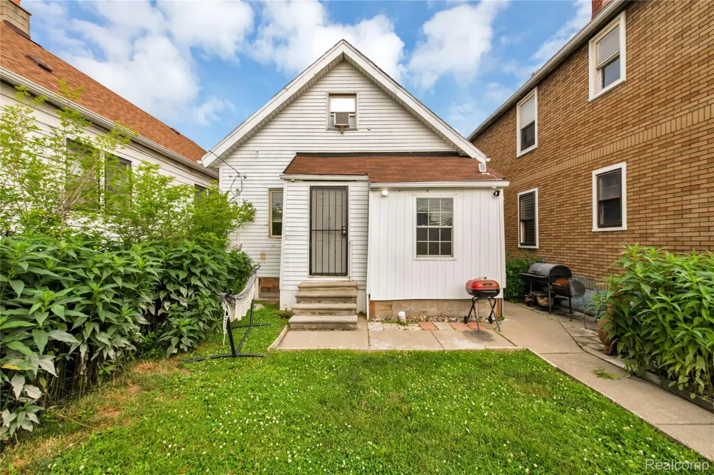 12099 Klinger Street Hamtramck City, MI 48212