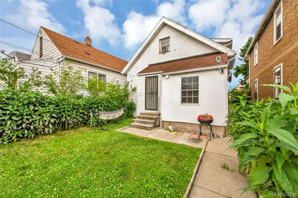 12099 Klinger Street Hamtramck City, MI 48212