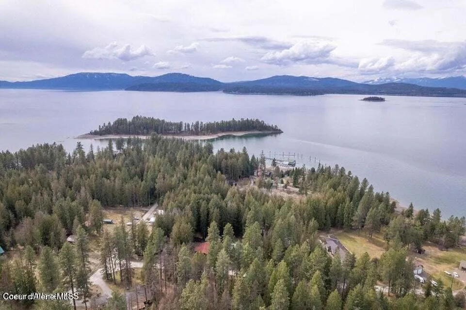 2017 Peninsula Road Hope, ID 83836