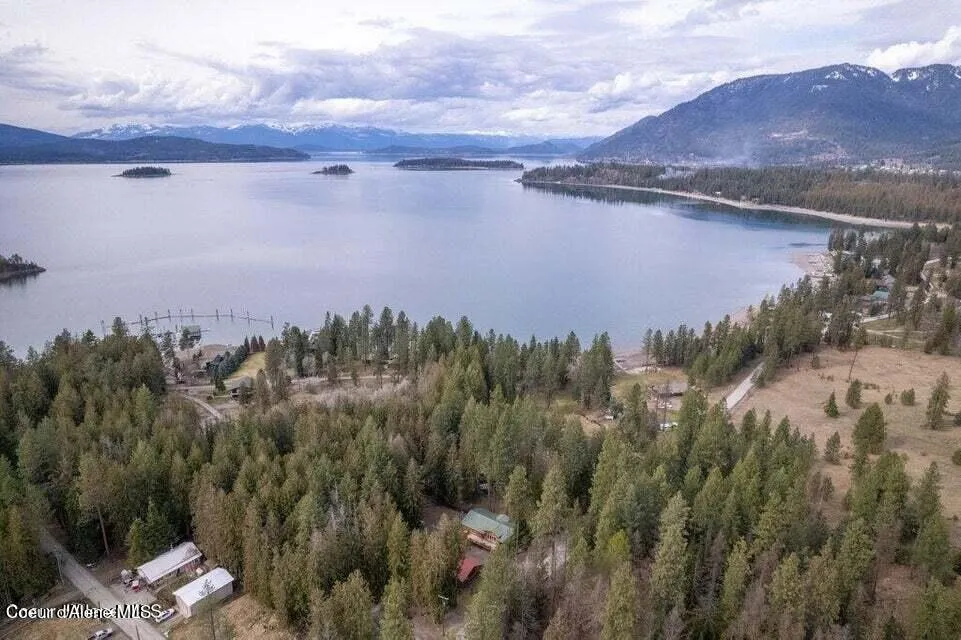 2017 Peninsula Road Hope, ID 83836