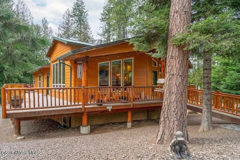 2017 Peninsula Road Hope, ID 83836