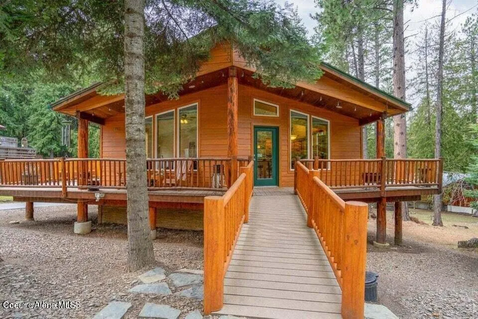 2017 Peninsula Road Hope, ID 83836