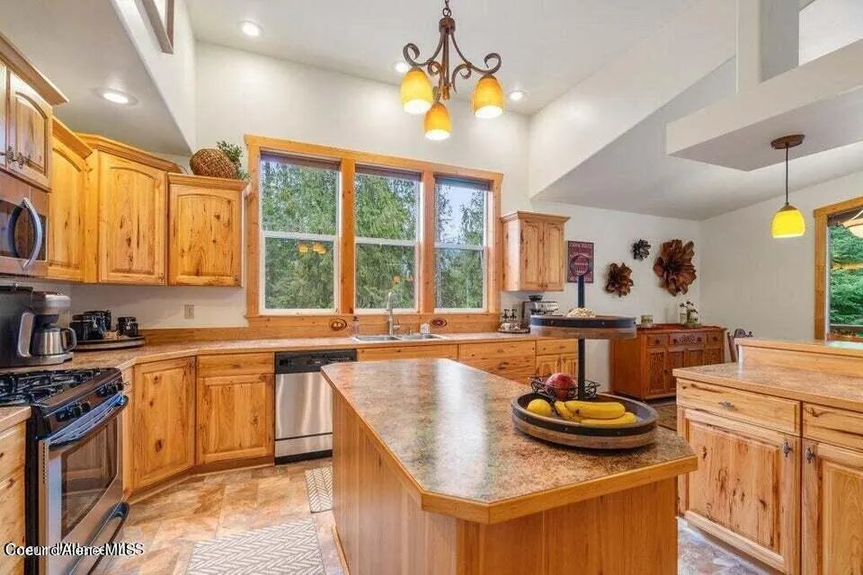 2017 Peninsula Road Hope, ID 83836