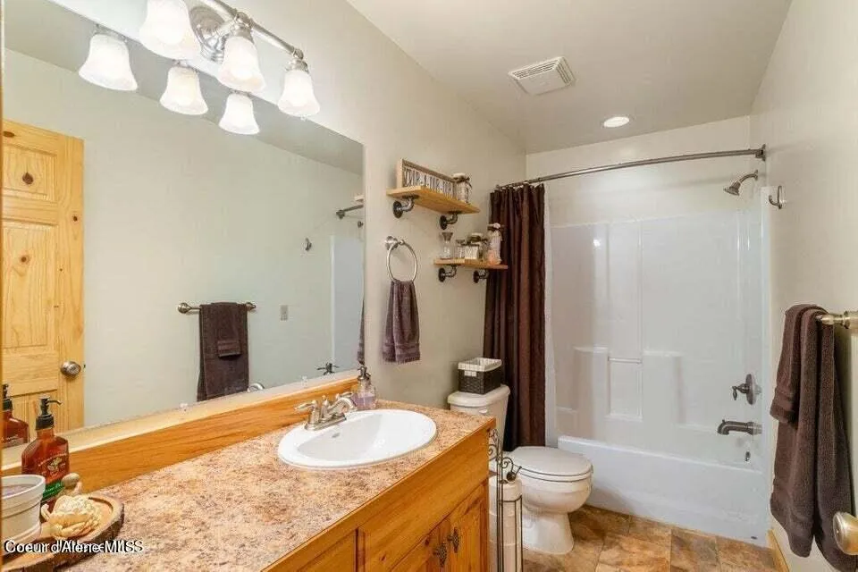 2017 Peninsula Road Hope, ID 83836