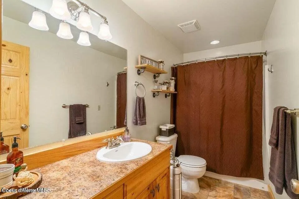 2017 Peninsula Road Hope, ID 83836