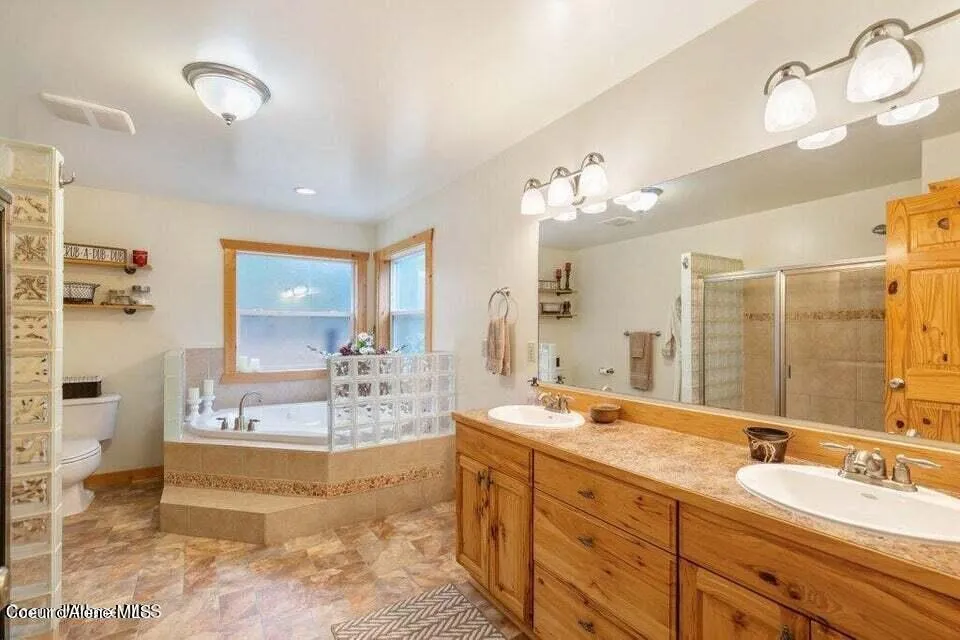 2017 Peninsula Road Hope, ID 83836
