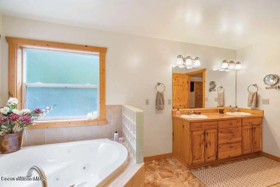 2017 Peninsula Road Hope, ID 83836