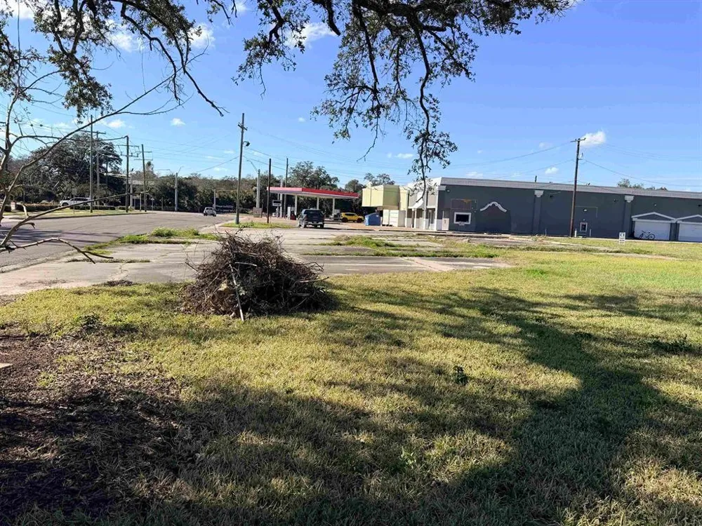 1606 W Park Avenue Orange, TX 77630