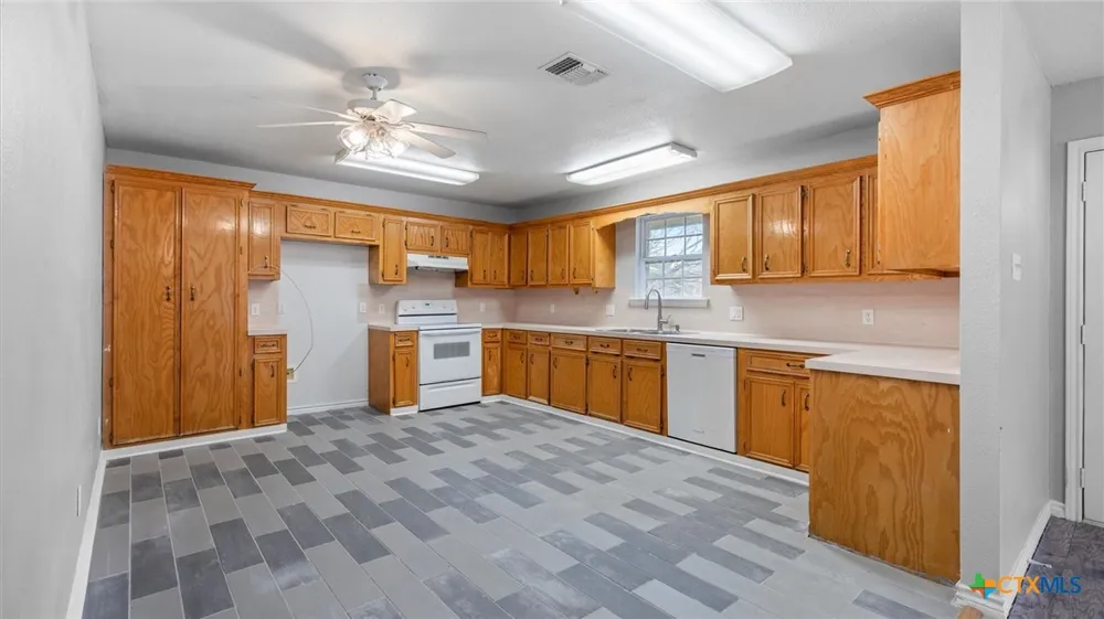 180 Oak Terrace Seguin, TX 78155