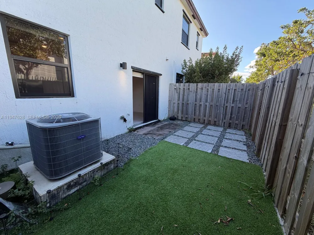 909 NE 211th St Miami, FL 33179