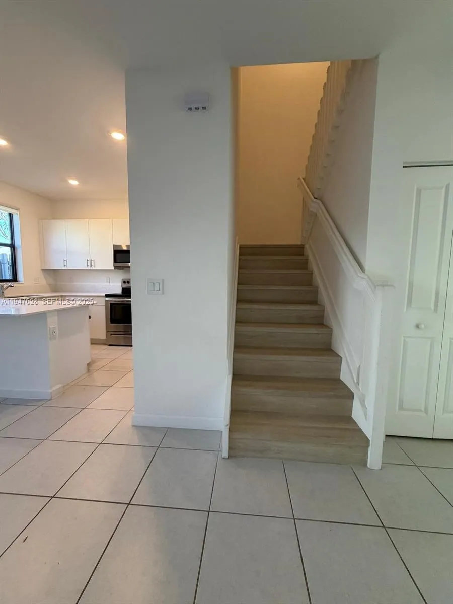909 NE 211th St Miami, FL 33179